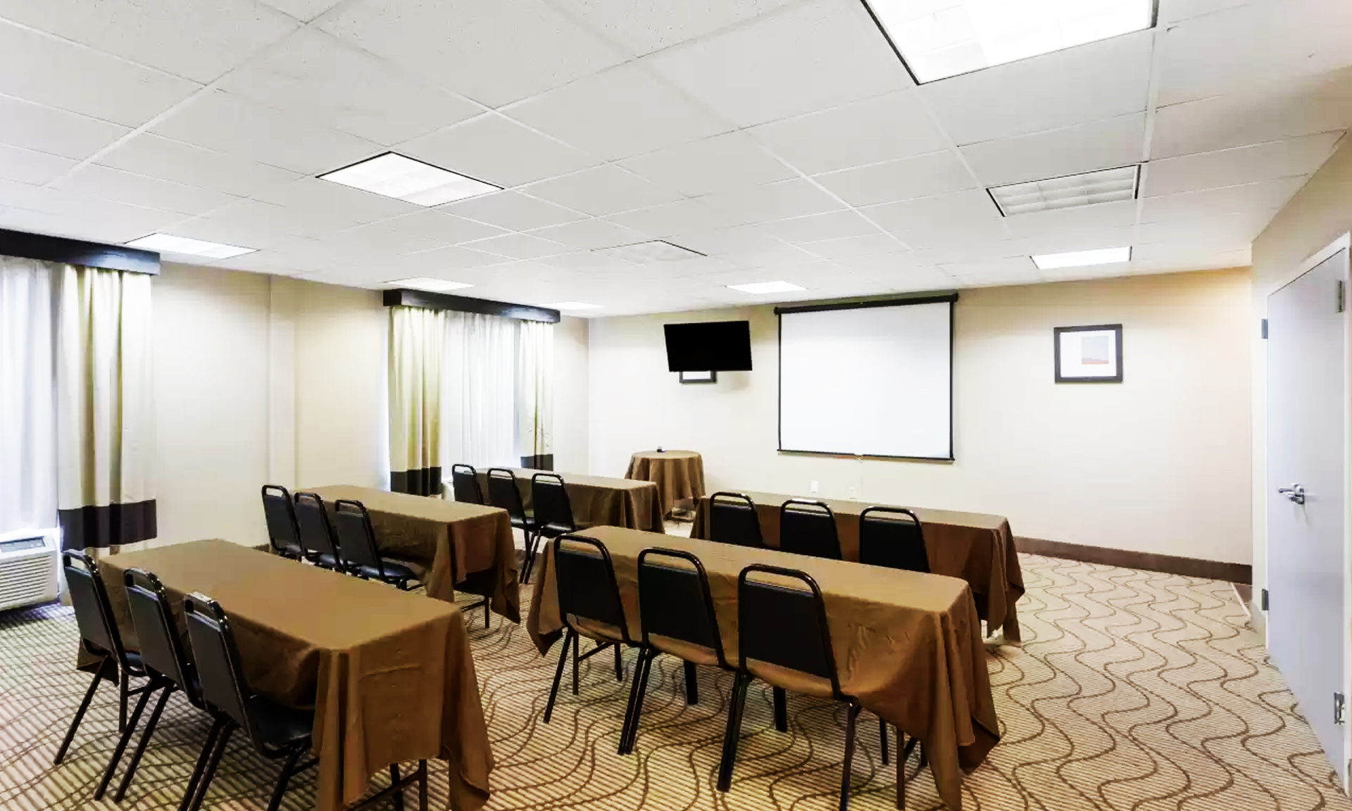 Spacious Meeting Room